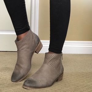 HINGE 100% Leather taupe and gray booties